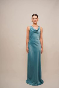 Ärmelloses Abendkleid mit Cowl-Neck aus taubenblauem Satin. Figurbetont mit einer glatten, glänzenden Textur, reicht bis zum Boden und ist unifarben ohne Verzierungen.