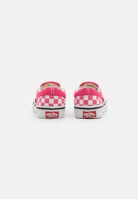 Une paire de baskets Vans à carreaux rose et blanc vues de l'arrière sur un fond blanc uni.