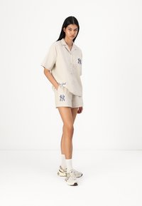 New Era SCRIPT REVERE SHIRT - Bluza z gumbi - light beige