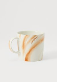 Keramický hrnček s mramorovým vzorom v bielej farbe s oranžovými pásmi, s vyklenutou rúčkou a nápisom "Café Kitume" v oranžovej farbe.