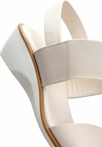 Derimod Sandalias de cuña - creme