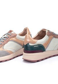 Zapatillas de cuero y gamuza en beige, rosa, verde y gris, con una suela texturizada y detalles de costura en contraste.