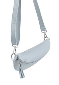 Borsa a tracolla in pelle blu chiaro con forma curvata, chiusura con zip e dettagli a frange. Presenta accessori in argento e una tracolla piatta.