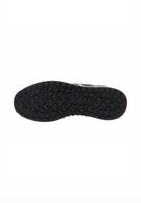 Suola di scarpa nera in gomma con battistrada testurizzato caratterizzato da pattern circolari e triangolari per la trazione. Profilo piatto, senza marchi visibili.