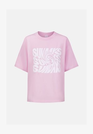Roze katoenen t-shirt met een ontspannen pasvorm en korte mouwen, met een draaiend witte grafische tekstontwerp dat "SUNDAIS" leest.
