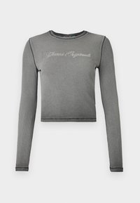 Grå, kortermet topp med lange ermer laget av ribbet materiale, med kontrastsømm og et frontdesign med rhinestone-tekst.