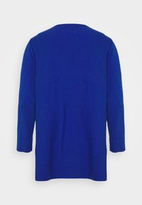 Långärmad tröja i livfull blå stickning med en slät textur och rundad halsringning. Har dropped shoulders och manschetter.