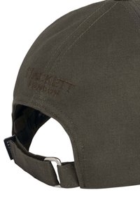 Olivovo zelená čiapka vyrobená z plátnovej látky, so šitým logom "HACKETT LONDON" v hnedej farbe na boku, s nastaviteľným popruhom a kovovou sponou.
