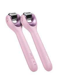 Outil de soin de la peau à double rouleau avec un manche en plastique rose clair, des accents violets et des têtes de roulement texturées en argent pour le traitement du visage.