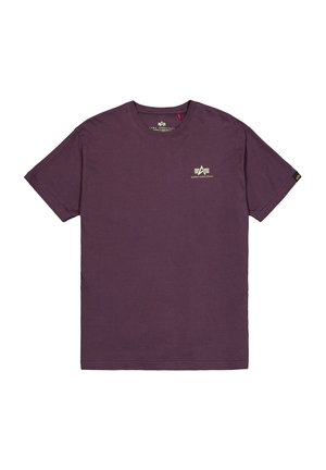 Kortærmet t-shirt lavet af blød bomuld i en mørk lilla nuance, med et lille gult logo på brystet og et mærke på ærmet.