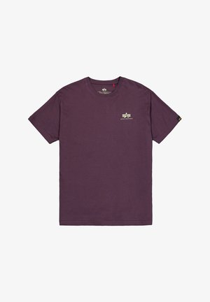 T-shirt a maniche corte realizzata in cotone morbido di colore viola scuro, con un piccolo logo giallo sul petto e un'etichetta sulla manica.