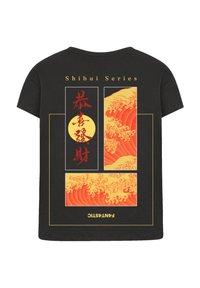 Schwarzes T-Shirt mit einem grafischen Design in goldenen Akzenten. Der Druck zeigt Wellen in Orangetönen und roten Kanji-Zeichen.