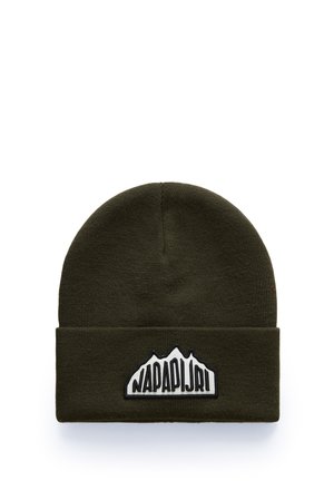 Cappello di maglia verde con orlo arrotolato, caratterizzato da una grafica di montagne bianche e testo "NAPAPIJRI" in nero. Texture morbida e design aderente.