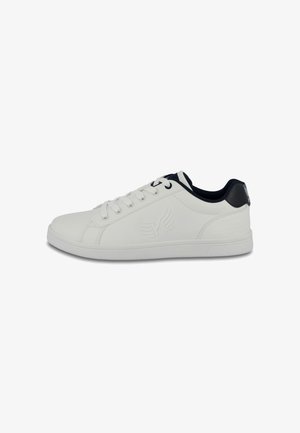Hvide sneakers med en glat syntetisk overdel, snørebånd foran, kontrasterende navy hælakkent, og præget logo detalje på siden.