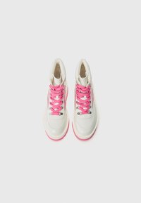High-top sneakers met een witte leren bovenkant, roze veters, zilveren hardware accenten en een roze rubberen zool. Glad oppervlak en een gewatteerde kraag.