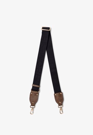 Cinturino in tessuto nero con logo impresso, dotato di estremità in pelle taupe testurizzata e clip in metallo color oro. Design durevole e regolabile.