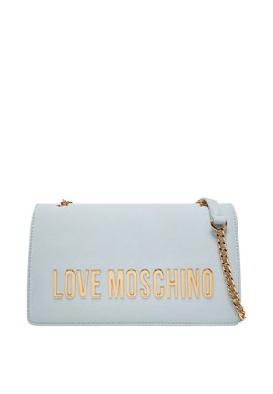Clutch bag azzurro con scritta dorata "LOVE MOSCHINO", texture liscia e tracolla a catena. Forma rettangolare con chiusura a patta.
