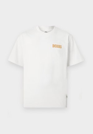 Λευκό T-shirt με κοντά μανίκια και στρογγυλή λαιμόκοψη, με μικρό πορτοκαλί λογότυπο "DICKIES" στο επάνω αριστερό μέρος του στήθους.