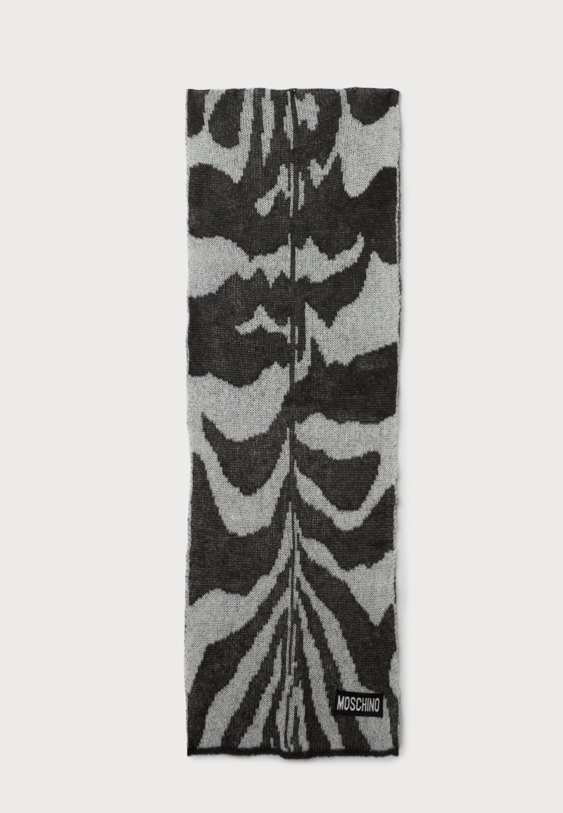 Écharpe en laine tricotée à imprimé zèbre noir et gris avec une petite étiquette logo Moschino dans le coin inférieur.