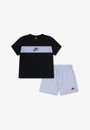 Μαύρο t-shirt Nike με κοντά μανίκια και οριζόντια ριγέ σε λεβαντίνι, συνοδευόμενο από σορτς στο ίδιο χρώμα λεβαντίνι, και τα δύο με λογότυπα Nike.