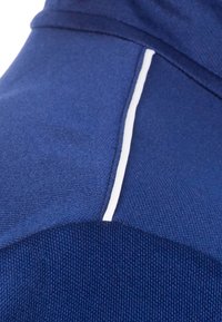 Marinblått tyg med en texturerad yta, med en kontrasterande vit söm längst axellinjen.