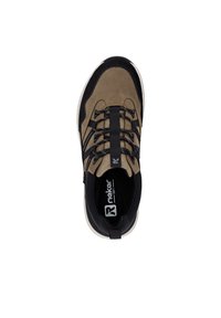 Scarpa sportiva marrone e nera con una tomaia texturizzata, design con lacci, punta imbottita e suola leggera con logo.