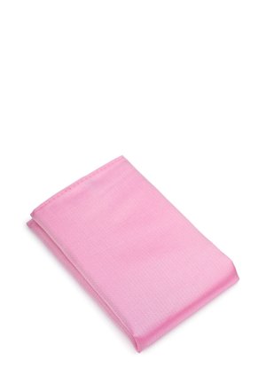 Roze gevouwen stof gemaakt van textuurmateriaal, met een gladde afwerking en schone randen. De kleur is egaal zonder patronen of ontwerpen.