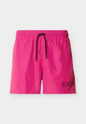 Lyserøde badebukser med sort snøre og EA7 Emporio Armani-logo på venstre underben mod en ensfarvet baggrund.