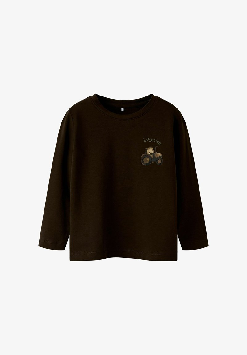 Maglietta a maniche lunghe marrone scuro con una piccola grafica di un trattore beige e la parola "vroom" sopra di essa, sul lato sinistro del petto.
