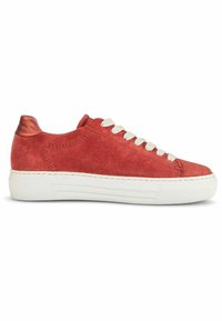 Rote Wildleder-Sneaker mit weißer Gummisohle, cremfarbenen Schnürsenkeln und einem kontrastierenden metallischen Fersenakzent. Klassische Low-Top-Silhouette.