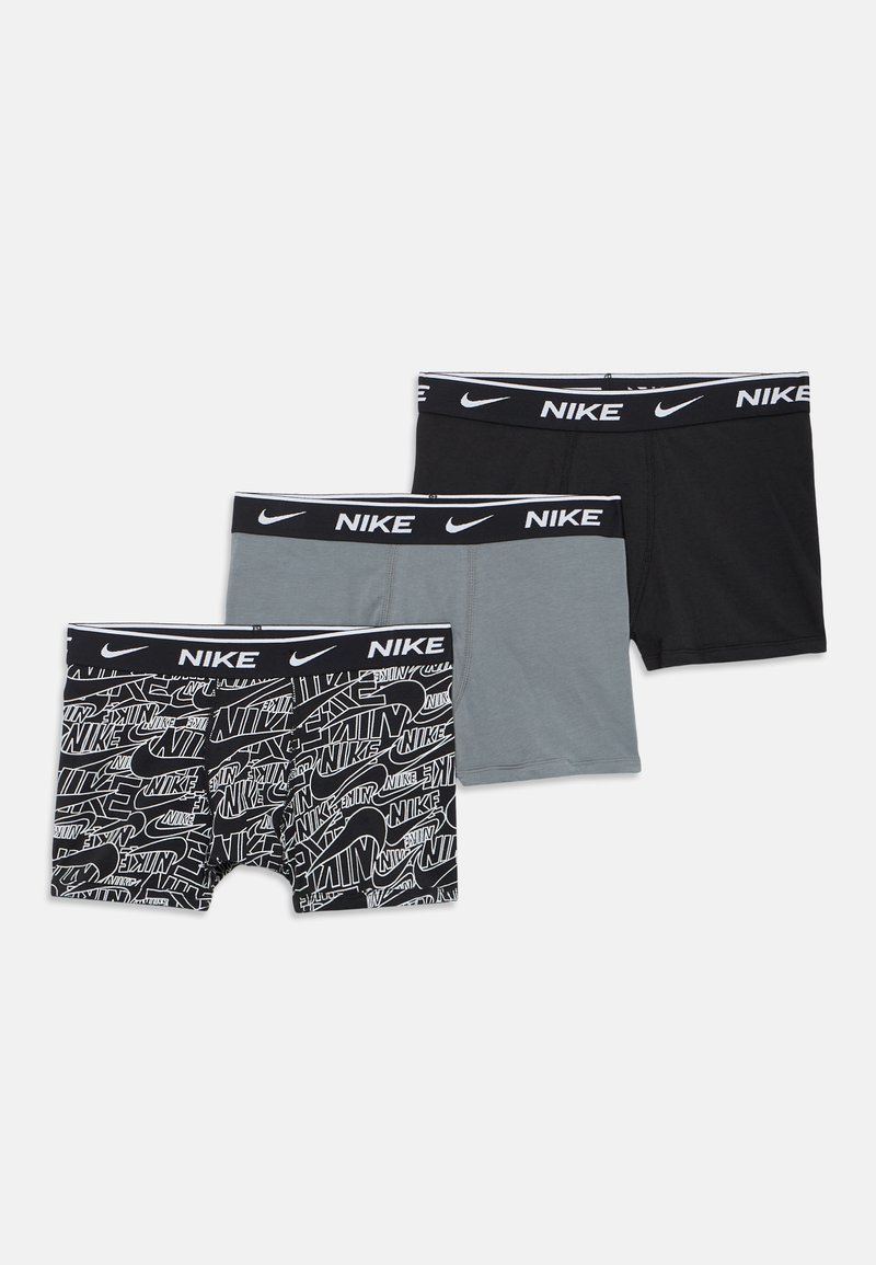 Tre paia di boxer Nike: uno con motivo a logo bianco e nero, uno grigio e uno nero uniforme. Tutti presentano una fascia in vita nera con logo bianco.