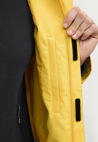 Áhkká Regnjakke / vandafvisende jakker - zitronengelb