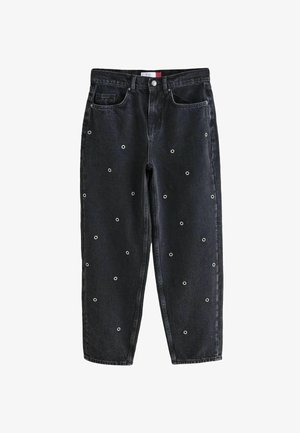 Fekete farmernadrág, laza szabással, fém szegecsekkel egyenletesen elhelyezve az elején és öt zsebes kialakítással.