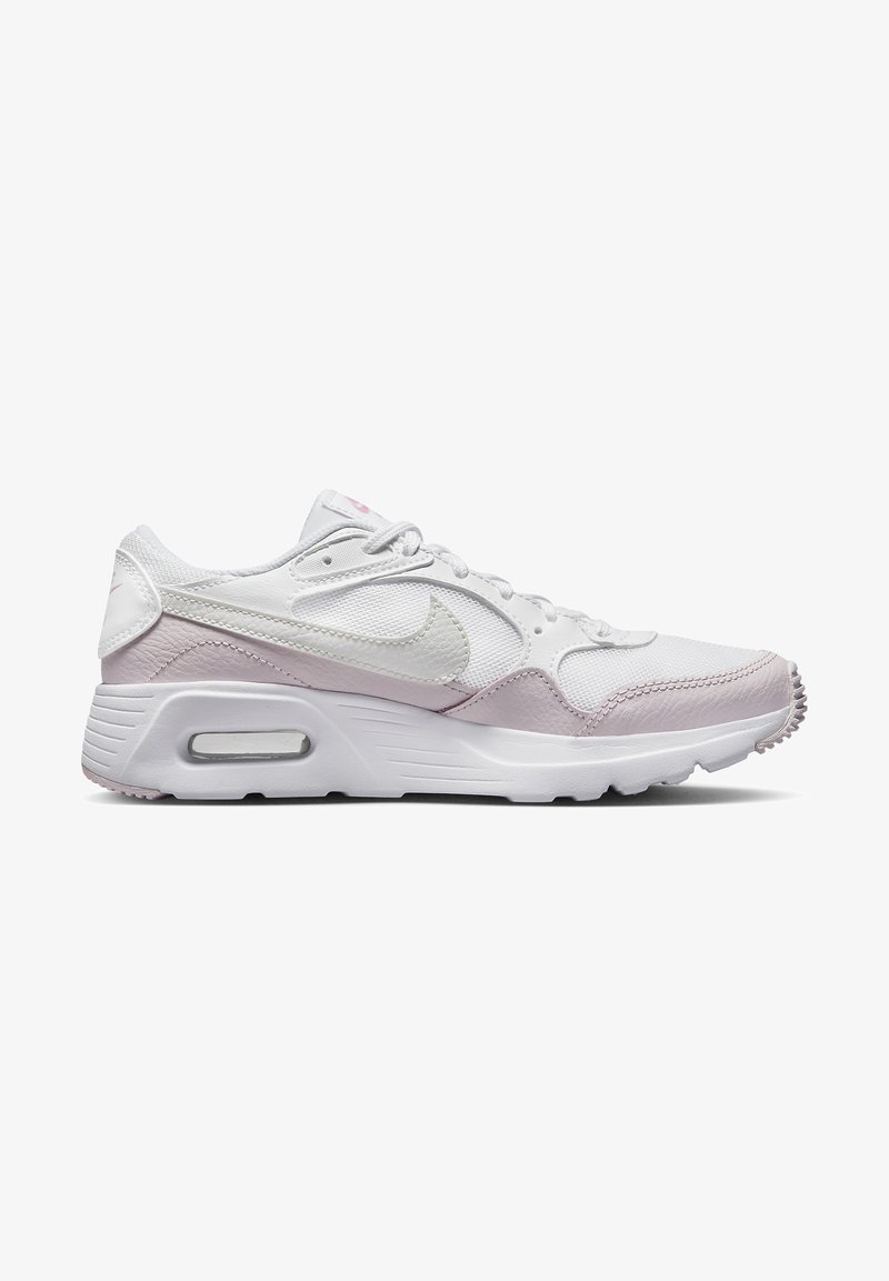 Baskets Nike blanches avec une tige texturée et des accents roses, une semelle rembourrée et une unité Air visible au niveau du talon pour plus de confort.