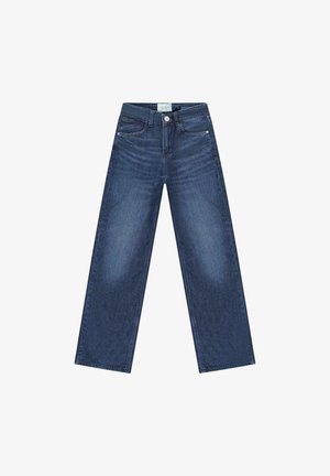 Donkerblauwe jeans met wijde pijpen, voorzakken, riemlussen en een knoopsluiting aan de voorkant, plat gelegd op een witte achtergrond.