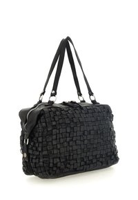Borsa a mano in pelle nera intrecciata con doppi manici, chiusura superiore con zip e motivo a griglia texturizzata sulla superficie.