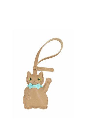 Porte-clés en cuir fauve en forme de chat avec des yeux en boutons verts, des traits du visage brodés, un nœud papillon turquoise et une boucle pour suspendre.