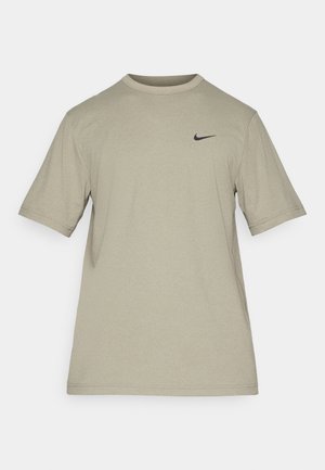 Grön t-shirt med kort ärm i mjukt material, med rund halsringning och en liten svart Nike-logga på vänster bröst. Enkelt design.