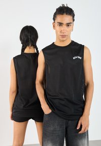 Schwarzes feines Mesh-Sleeveless-Top mit einem "NEW YORK"-Schriftzug, glatter Textur und seitlichen Belüftungsöffnungen für Atmungsaktivität.