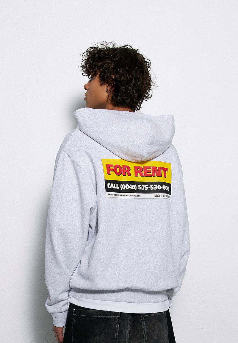 Szary hoodie z kieszenią kangurzą, z dużą żółtą i czerwoną grafiką "DO WYNAJĘCIA" na plecach, z czarnym tekstem i detalami.