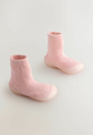 Roosa kudum kingad, millel on tekstureeritud kangast ülemine osa ja sile, poolläbipaistev tall. Disain on sokilaadne ja ulatub pahkluuni.