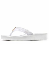 Witte flip-flop met een gevoerde zool, stoffen banden en een gouden ronde accent. Glad oppervlak met een vlak profiel en een gegroefde zool voor grip.
