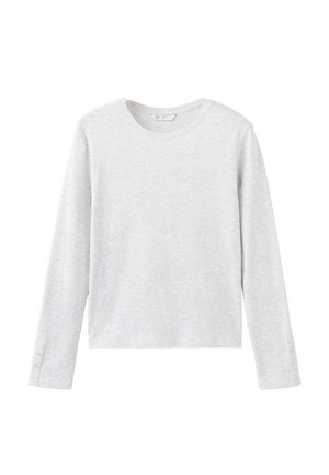 Lichtgrijs shirt met lange mouwen, ronde hals en knoopdetails op de manchetten, weergegeven op een witte achtergrond.
