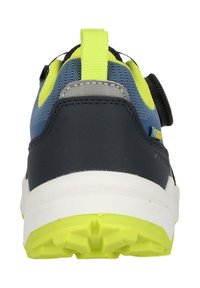 Marinblå och grå träningsskor med en strukturerad mesh-ovandel, gula detaljer, en bakre dragtab och en vit sula med ett ljusgult mönster.