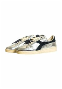 Metallic zilveren sneakers met zwarte accenten en crèmekleurige veters. Glad oppervlak met een contrasterende zwarte zijstreep en een beige zool.