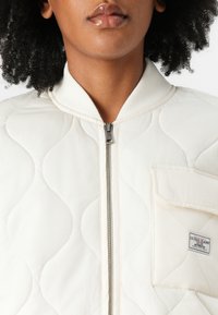 Guess Jeans QUILTED PUFFER JACKET - Blouson Bomber - pristine white