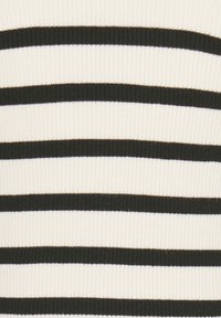 Haut en maille côtelée à rayures horizontales noires et blanches. Caractérisé par une surface texturée avec un espacement régulier des rayures. Aucun ornement supplémentaire.