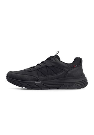 Chaussure de sport noire avec semelle épaisse, laçage à l'avant, empiècements en mesh et en cuir, et petit logo rouge près du talon sur fond blanc.
