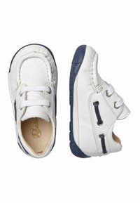 Scarpe in pelle bianca con accenti blu navy, dotate di allacciatura e suola in gomma. Punta arrotondata e dettagli di cucitura presenti.