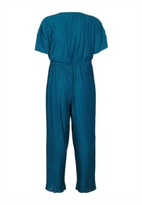 Türkisfarbener Jumpsuit aus plissiertem Stoff mit kurzen Ärmeln, gebundenem Taillenbereich und weitem Bein. Verfügt über vertikale Streifen für zusätzliche Struktur.
